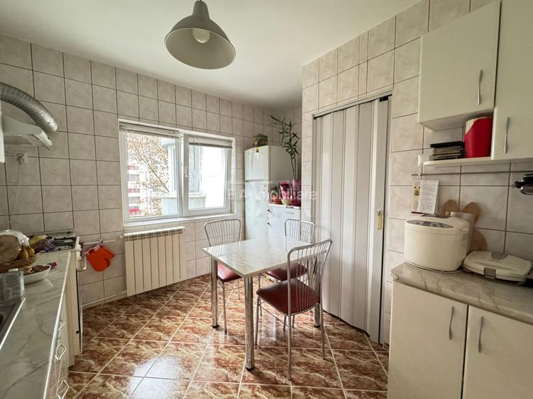 3 camere Vitan-Piața Foișorului decomandat,et. 2,an 1990,76 mp - 6