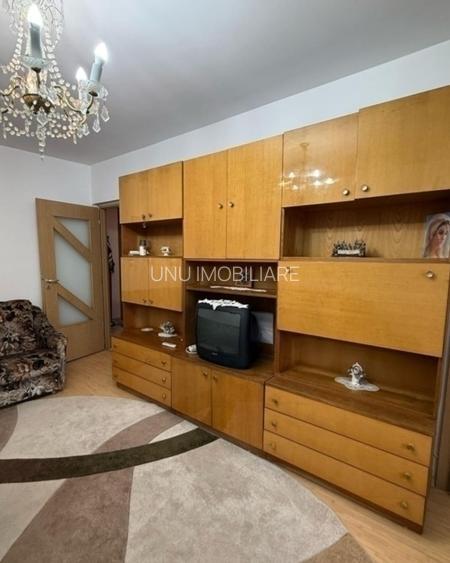 Etaj 3-Podul de Fier-2 Camere Decomandat-bloc 81' - 2