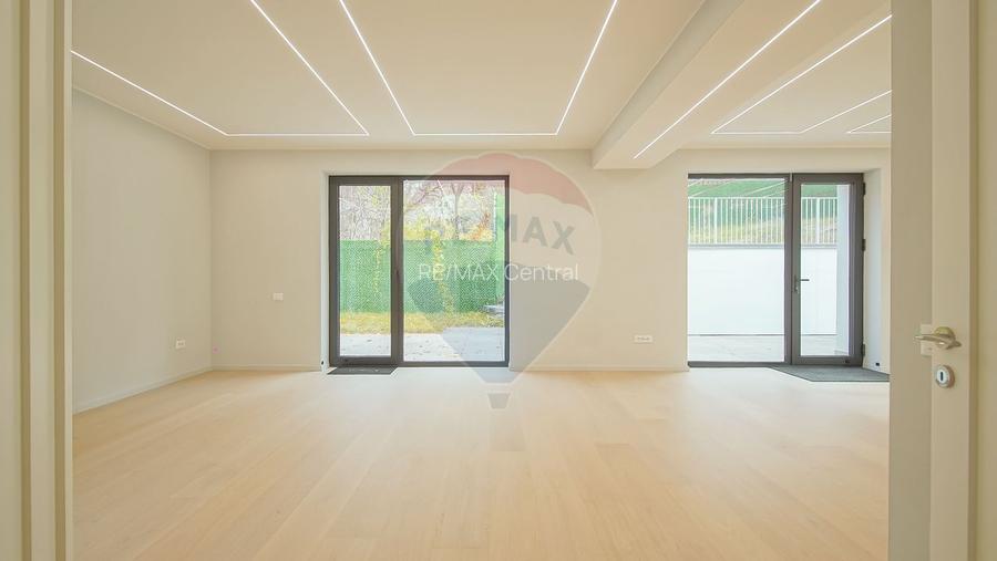 La poalele Tâmpei — vilă contemporană în Schei - 11