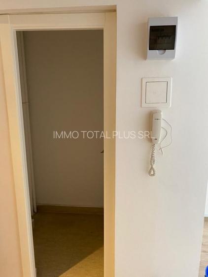 Piata Romana, ideal Birou (office),  et 1 , stradala, nemobilata, 300 euro - 5