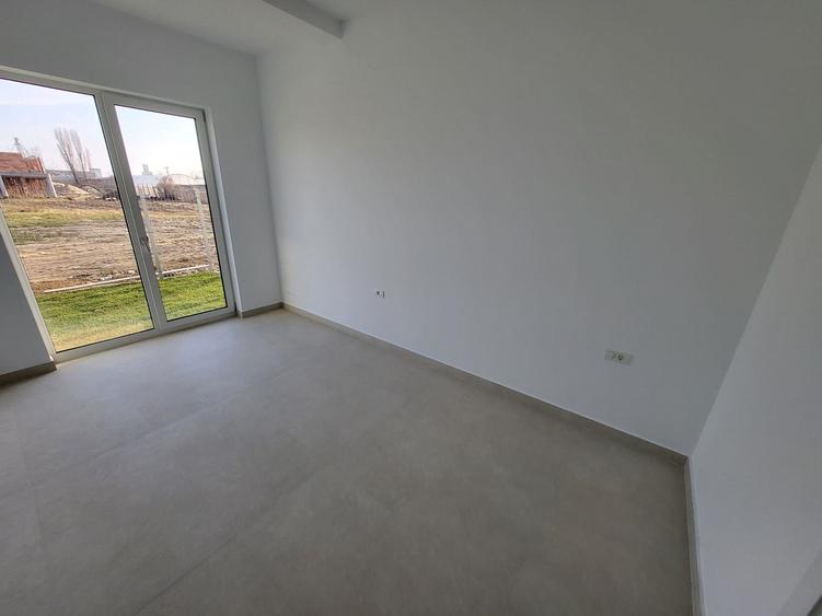 COMISION%. BLOC NOU in ORAS. Gradina proprie