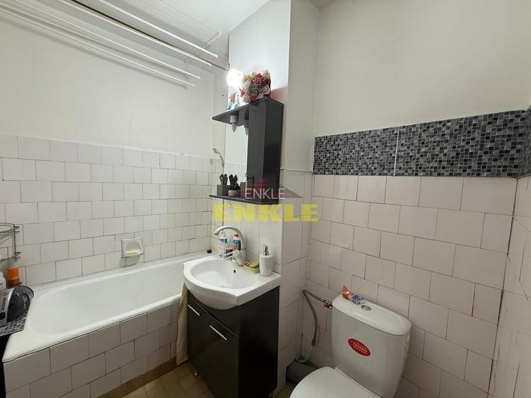 De vânzare apartament 4 camere decomandat, etaj 1 – zona Capat la 1 - 6