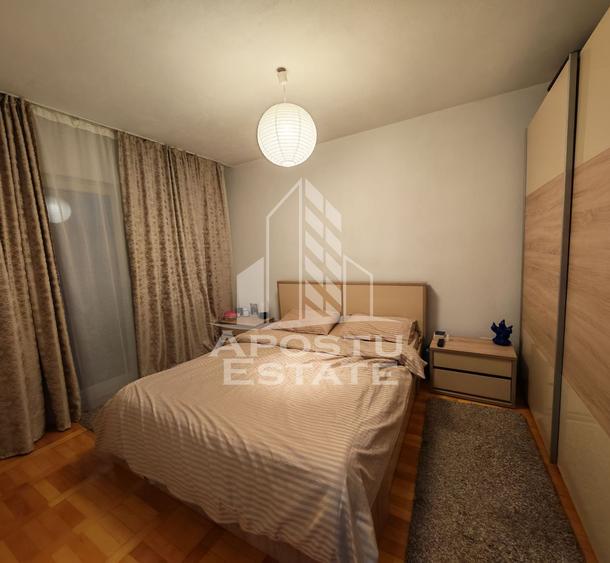 Apartament de vanzare cu 3 camere, 2 bai, etajul 2, zona Lipovei