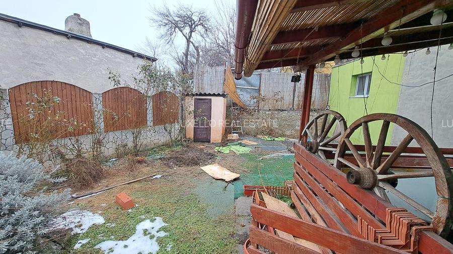 TEREN CU CASA DEMOLABILA - 35