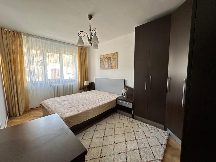 Apartament cu 4 camere de închiriat