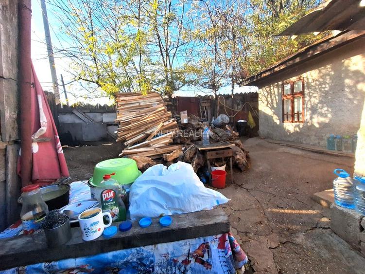 Teren zona Petricani / 122 mp / casa demolabila / D: 11.08 m - 7