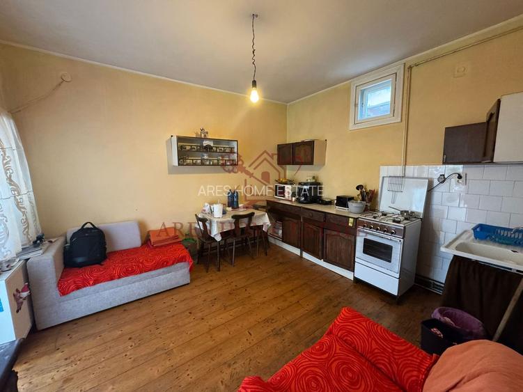 Investiție cu potențial: 2 apartamente + mansardă – Comison 0 - 7