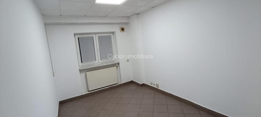 Vanzare apartament 3 cam la parter cu balcon stradal zona Parc Sebastian sect 5 - 12
