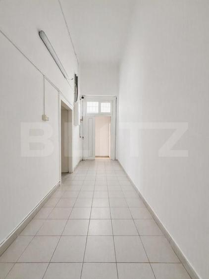 Spatiu comercial, cu vitrina, la strada principala