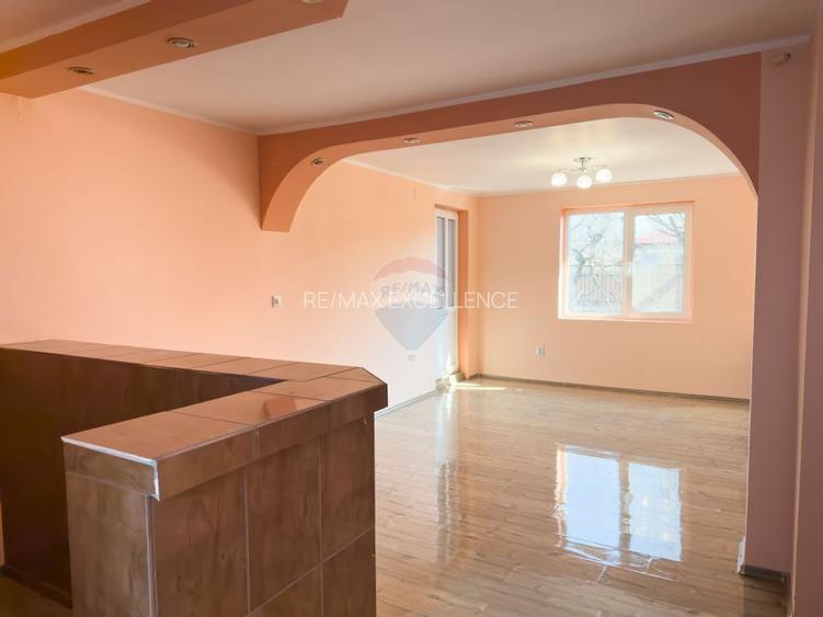 Casă / Vilă cu 8 camere de vânzare în zonă centrală - Urlati - 3