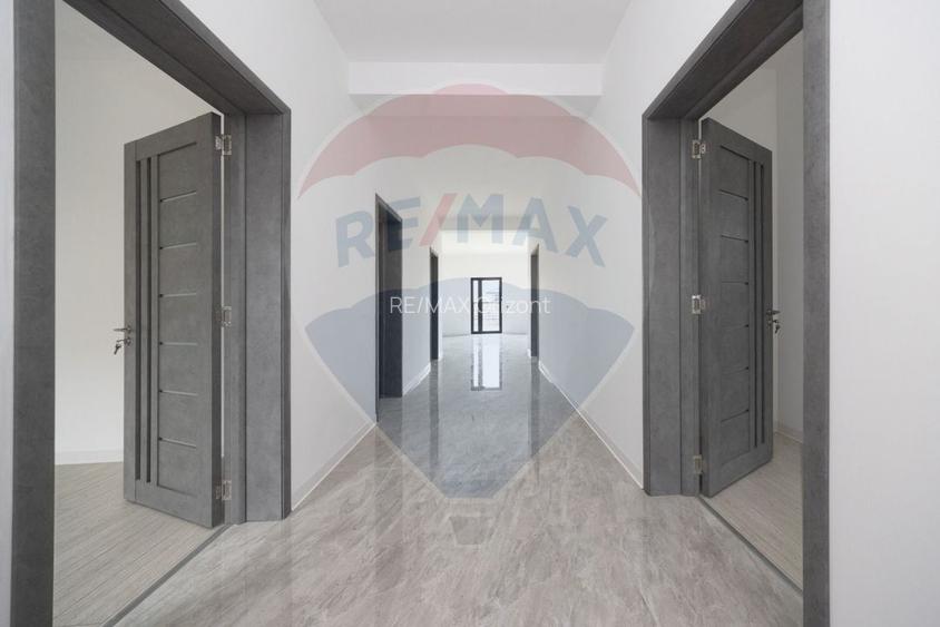 Casă spațioasă de vânzare | 4 camere | 120 mp util - 500 mp teren - 5