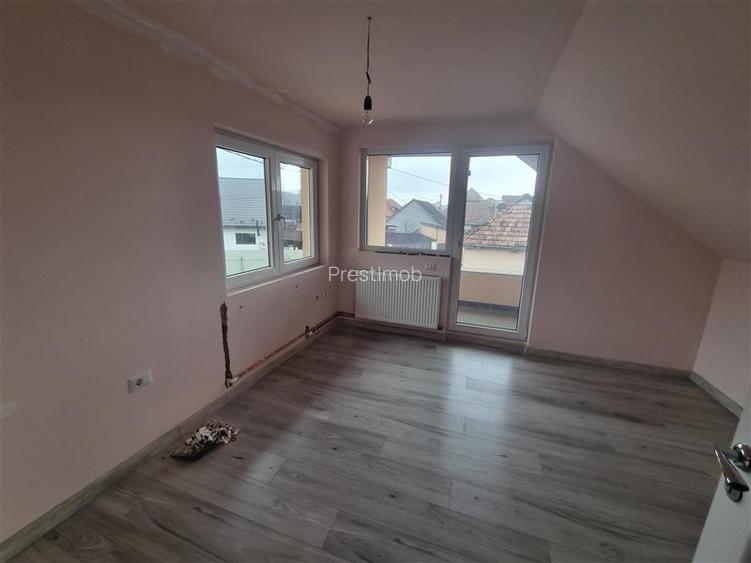 Casa independenta pe 2 nivele, 4 camere, 2 bai, debara cu 3 arii teren  in Sancr - 5