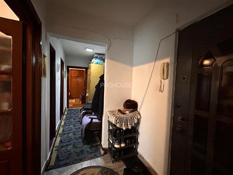 Zona URA - 2 camere decomandate - 7