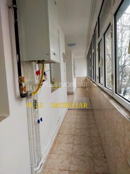 City Mall : Apartament trei camere,două holuri,etaj 2 , gaze , balcon generos - 17