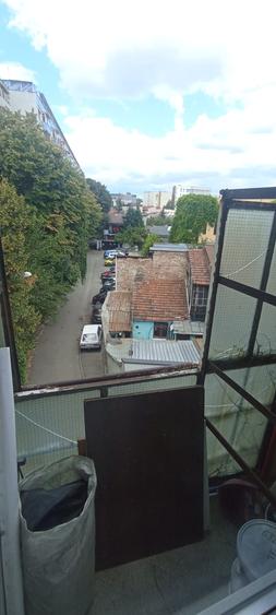 3 camere zugravit recent in cladire interbelica zona Tineretului metrou 600 m