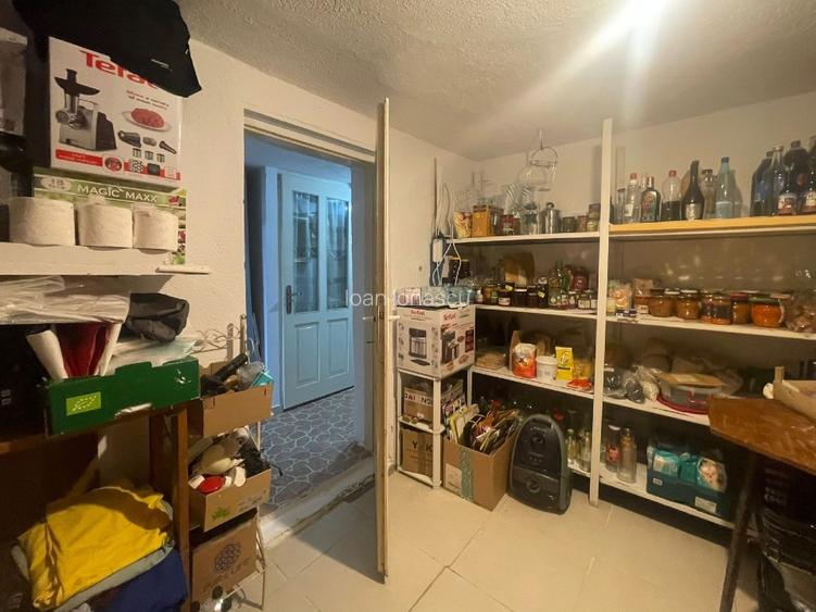 Casa de vanzare  curte propie cu garaj si loc parcare in fata casei  - 12