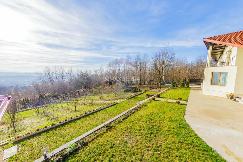 VILA DE LOCUIT/AFACERE CU TEREN GENEROS, DE VANZARE - 40