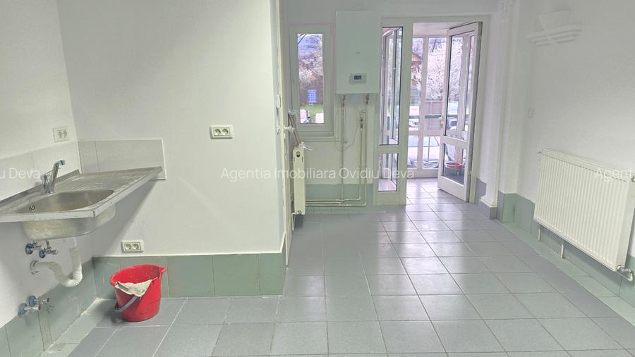 Inchiriez spatiu in Deva, zona Spitalul Judetean, suprafata utila  20 mp - 4