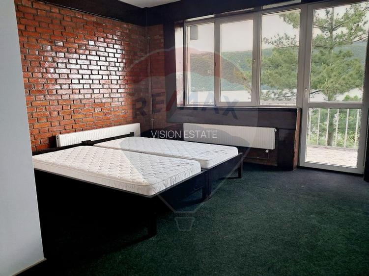 Pensiune Eselnita / 16 camere / Teren - 1448 mp / Ponton - 23