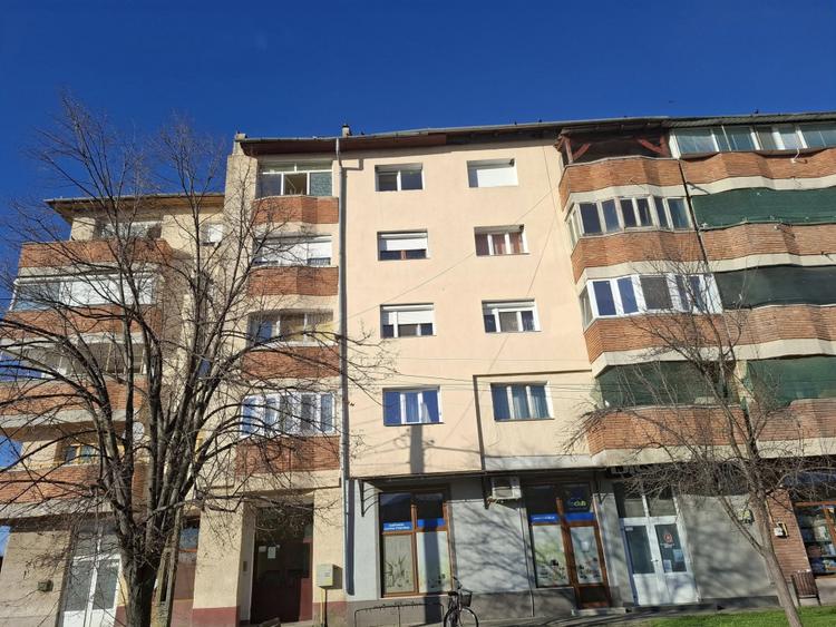 2 apartamente pe acelasi etaj cu garaj  in Nadlac