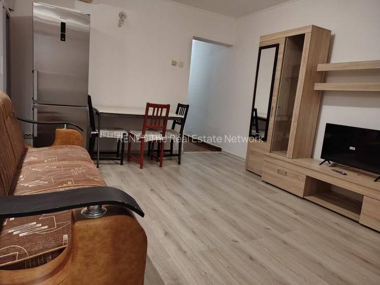 Eroii Revolutiei, doua minute metrou - 3