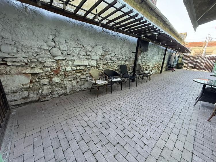 Spațiu comercial+locuință la mansardă,3 dormitoare, living,5 băi, teren 715 mp - 11