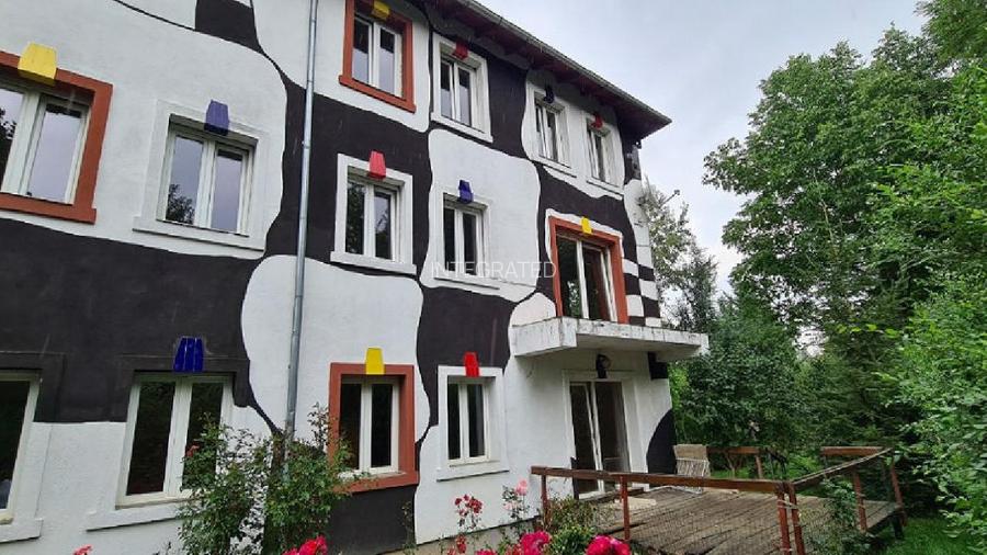 PUCIOASA, Imobil cu S+P+E - 564 m²  si teren - 1.737 m² - 3