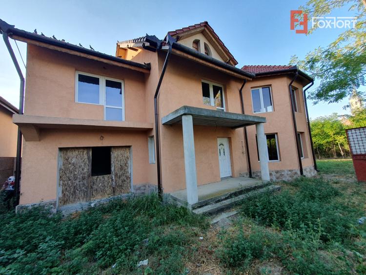 Casa individuala cu 5 camere si 2 bai, Central - Jebel