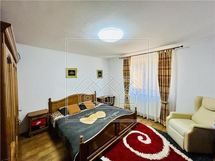 Casa individuala in Sura Mare cu 2 garaje, 2 terase si teren de 493 mp