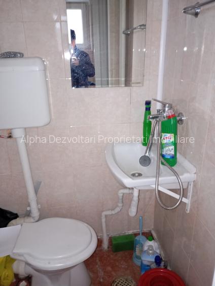 Titan, Piata 1 Decembrie 1918, str. Postavarul - 8