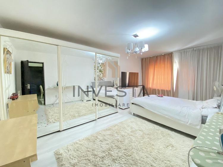 Apartament 3 camere decomandat cu balcon si parcare, zona Gruia