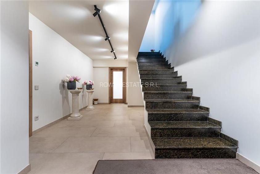 Casa cu dotari premium si finisaje de calitate ,Demisol +Parter+Etaj situata in - 22