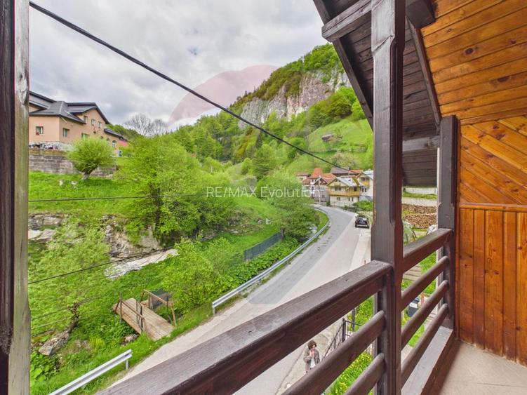 Pensiune/casa montană 9 camere în Dâmbovicioara, comision 0% - 36
