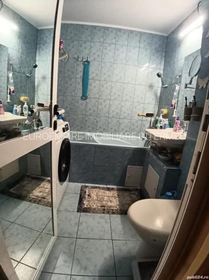 Apartament cu  2 camere de  vânzare, decomandat, zona KM 5 - 5