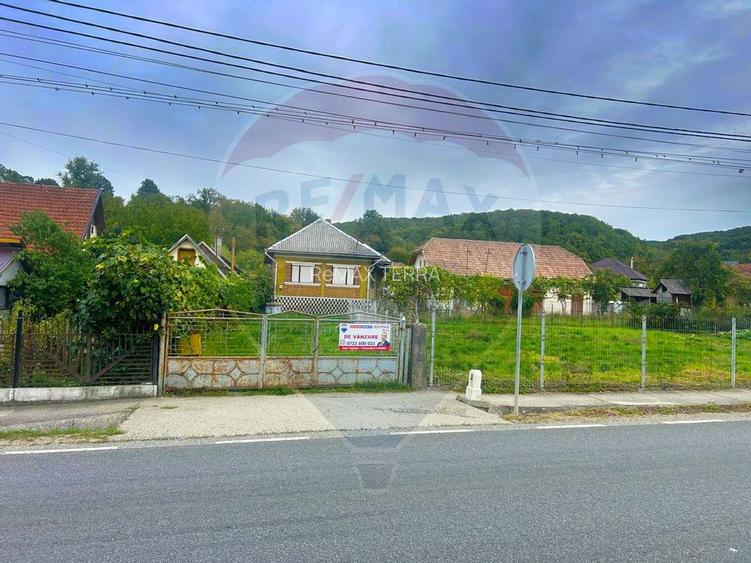 Casă din caramida cu 4 camere de vânzare in Bucumi MM langa DN - 18