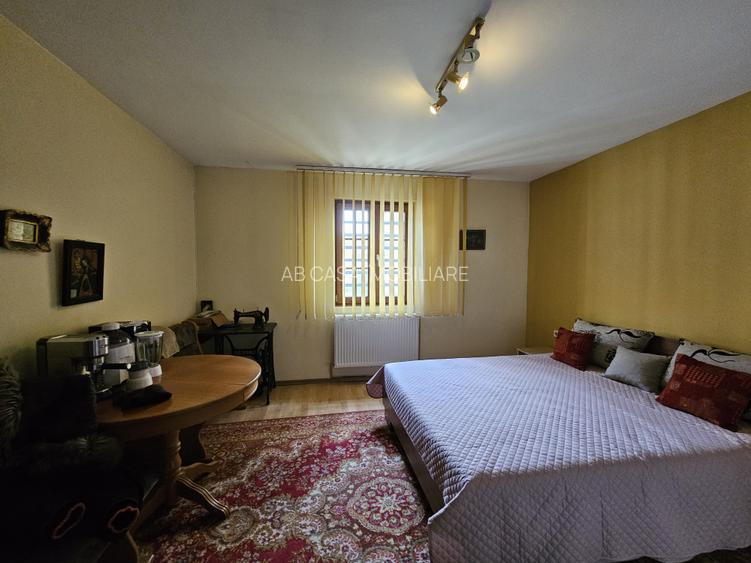 Două case individuale, P+M, construcții 2002/2007, în Giroc, comision 0% - 11