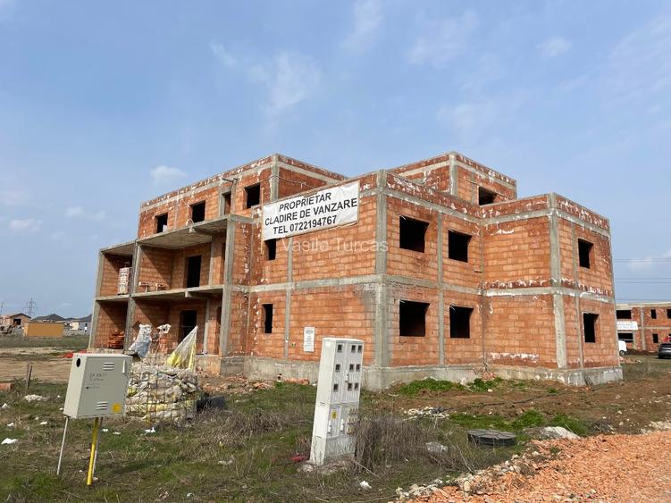 PROPRIETAR, persoana juridica, BLOC 7 ap + ! SAD la parter, langa PADURE si LAC  - 4