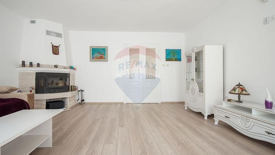 Casă falnică, curte individuală, langă Piața Unirii, în inima Scheilor - 3