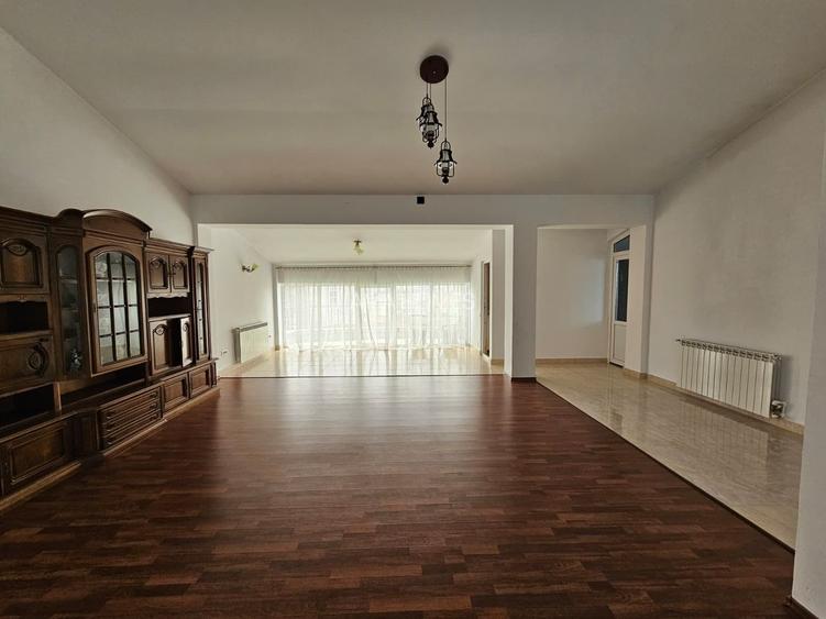 Vila generoasa de inchiriat intr o zona principala a orasului - 10