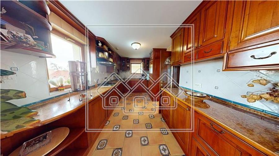 Casa individuala de vanzare - 7 camere, 278 mp utili - Strand