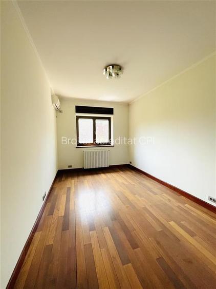 VANZARE VILA 8 CAMERE 652 mp teren zona Sisesti Sector 1 - 26