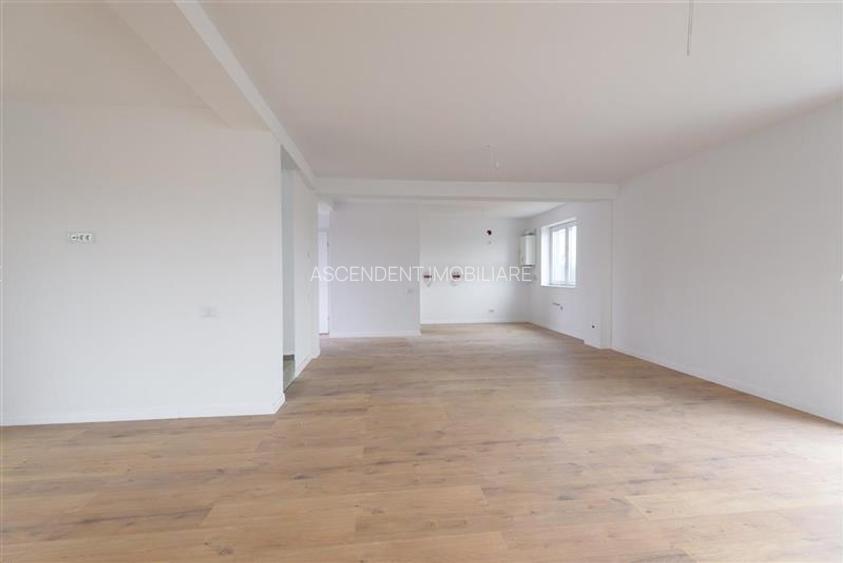 Vila in aliniament arhtectural luminos,  Sanpetru - 9