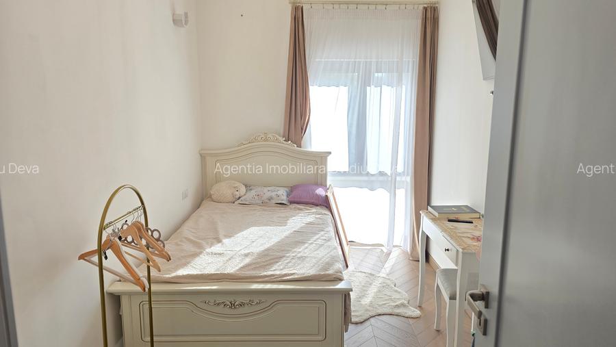 Vand apartament 4 camere deosebit in Deva, bld. Decebal (ultracentral), etaj 1 - 4