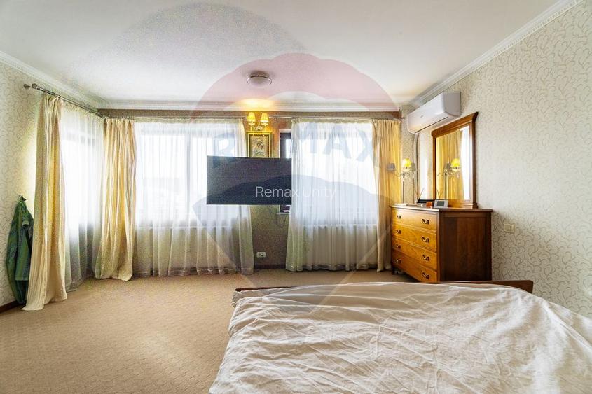 Casă spațioasă 350 mp utili, Teren 650 mp, Garaj subteran, Tractorul - 35