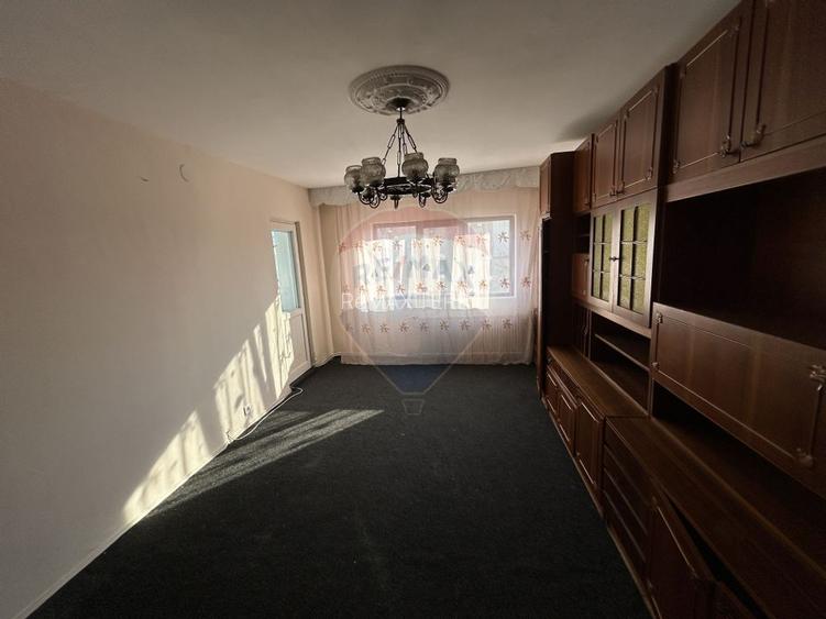 Apartament cu 3 camere decomandat de închiriat în zona Hotvon et.3 - 4