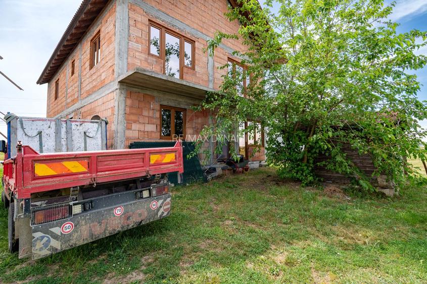 Casă / Vilă nouă de vânzare, la roșu, 5 camere, 225mp, Fântânele, Arad - 2