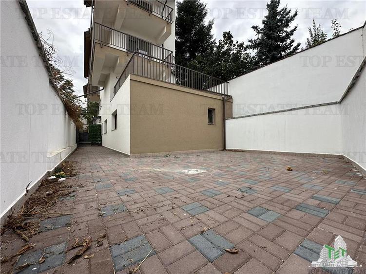 Apartament 2 camere si curte de vanzare Damaroaia