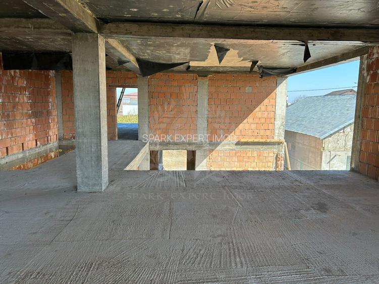 Casa la rosu. Strejnicu. 6 camere - 4