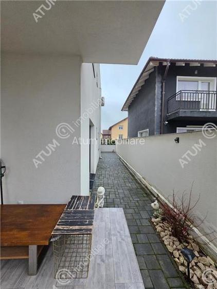 Apartament cu 3 camere decoamndate curte si terasa in zona Selimbar - 12