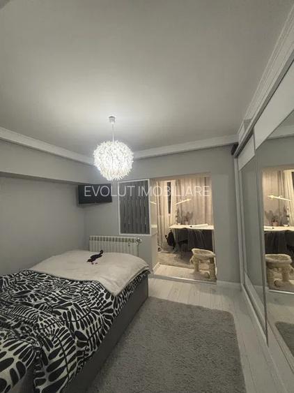 Apartament cu 3 camere decomandat-zona trocadero - 2